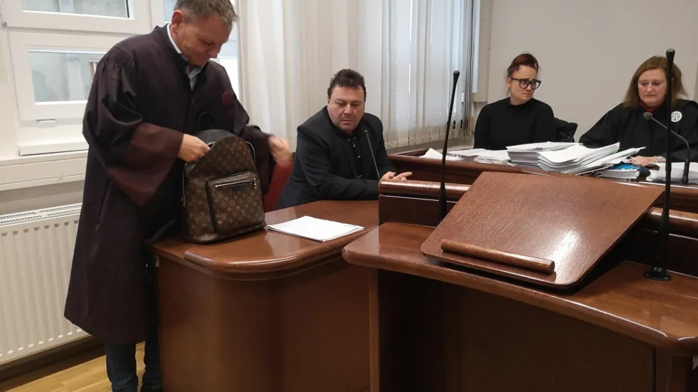 Zvjezdan Radonjić se s pomočjo odvetnika Francija Matoza na celjskem sodišču zagovarja zaradi očitkov obrekovanja in razžalitve. Danes ga ni bilo na sdišče. Foto: Mojca Marot 