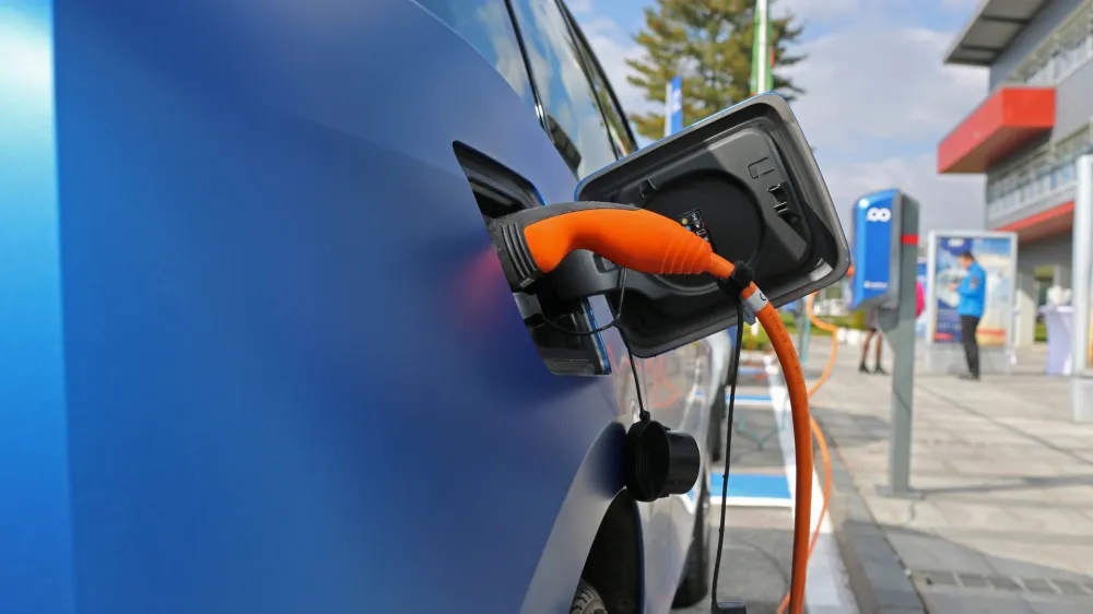 ﻿- električna polnilnica za električno vozilo - - polnilna postaja - električna mobilnost -- 12.10.2016 - Aerodrom Ljubljana - Letališče Jožeta Pučnika Brnik - avtomobilsko postajališče za souporabo električnih vozil Avant2Go - car sharing, e-prevoz na klic - //FOTO: Bojan Velikonja