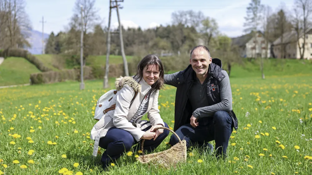 - 05. 04. 2024 - Andreja in Luka Kristanc – nabiranje divjih rastlin- fitofarmacija- združenje zeliščarskih kmetij  //FOTO: Jaka Gasar