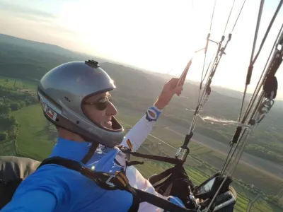 Bojan Žižmond se odlično počuti v zraku, saj se že 28 let ukvarja z jadralnim padalstvom. Foto: Osebni arhiv<br><br>