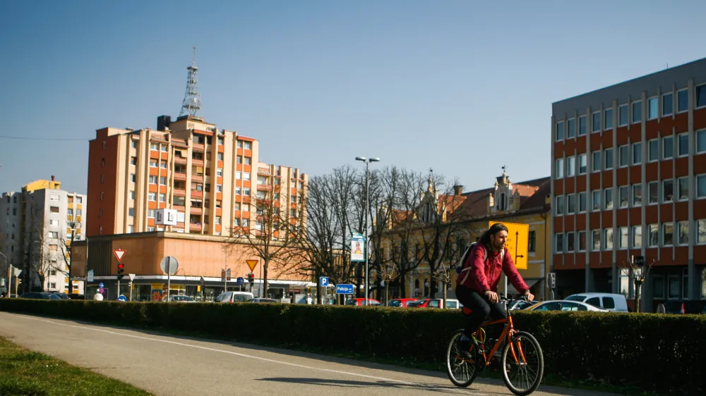 ﻿- Murska Sobota 2014 - Prekmurje - stanovanjska soseska - kolesarska steza - <br><br><br><br><br>//FOTO: Bojan Velikonja