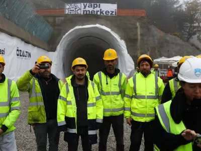 turški delavci podjetja Vapi Markezi,  - 12.12.2023 – Viadukt Gabrovica - otvoritev - končana glavna gradbena dela na viaduktu Gabrovica v organizaciji družbe 2TDK //FOTO: Bojan Velikonja