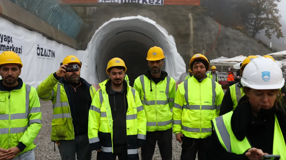 turški delavci podjetja Vapi Markezi,  - 12.12.2023 – Viadukt Gabrovica - otvoritev - končana glavna gradbena dela na viaduktu Gabrovica v organizaciji družbe 2TDK //FOTO: Bojan Velikonja