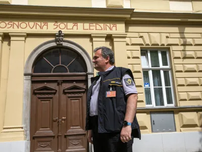 Ljubljanska občina je okrepila varovanje na osnovnih šolah, od torka do petka so jim zagotovili varnostnika, ki bo tam med 7. in 17. uro.