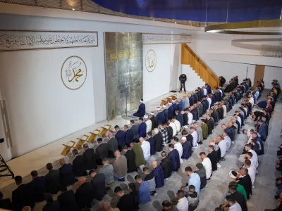 Ljubljana, Muslimanski kulturni center.<br>Osrednja bajramska slovesnost ob prvem dnevu ramazanskega bajrama.