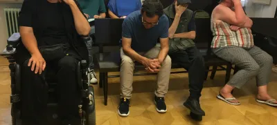 Obtoženi očitke iz obtožbe zanikajo. Na sliki v prvi vrsti od leve proti desni so Erika Novak, Branko Pavlović, Sandi Mikulin in Tanja Čop.