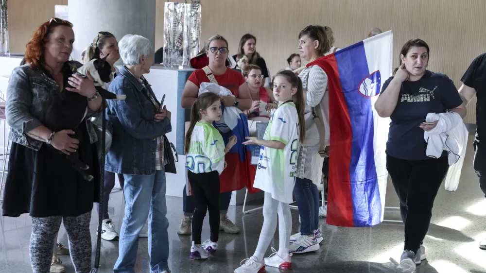 - navijači, sorodniki- 15.04.2024 - Slovenska ženska rokometna reprezentanca se je po uvrstitvi na OI vrnila domov. Brnik, rokomet //FOTO: Jaka Gasar