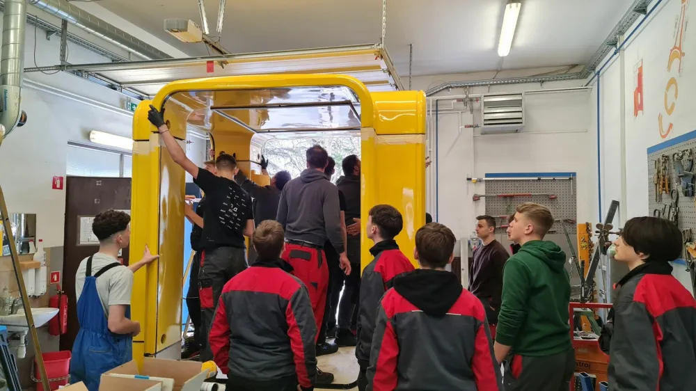 Dijaki programa avtoličar Šolskega centra Celje so v sodelovanju s celjsko občino obnovili znameniti kiosk K67, ki ga bodo v soboto postavili na Krekov trg, zatem pa se bo selil še po drugih mestnih četrtih. Foto: Lucija Ovtar Šolinc