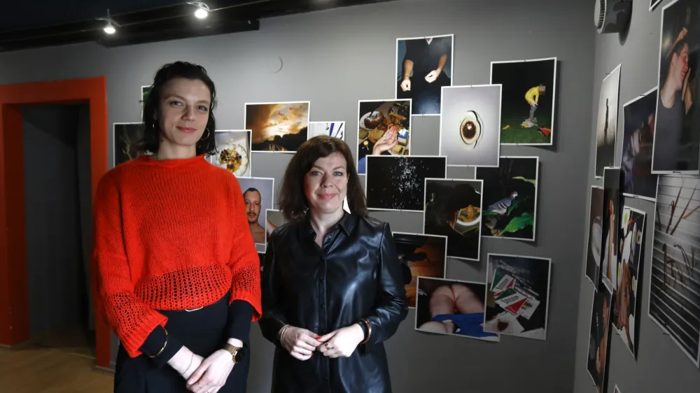 »Kurirati v takšni galeriji ima tudi svoje izzive. Spolnost je namreč postala predmet številnih razprav, zato je treba nekatere vsebine najprej temeljito raziskati,« priznavata kustosinji Maja Antončič in Maja Hodošček. Foto: Luka Cjuha