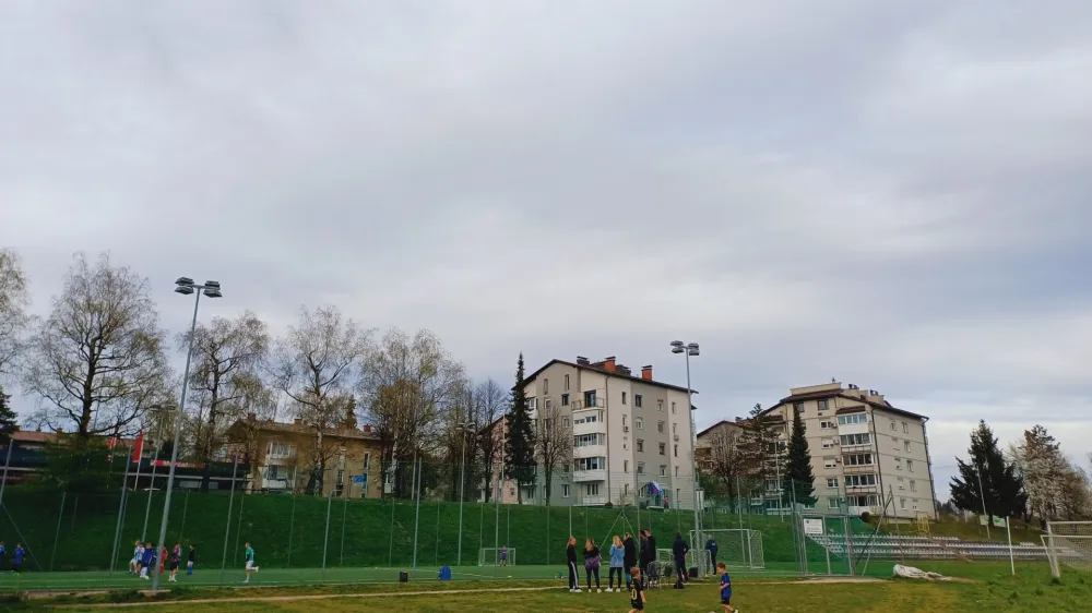 Še vedno neuporabno igrišče bo nogometašem na voljo predvidoma od začetka junija. 