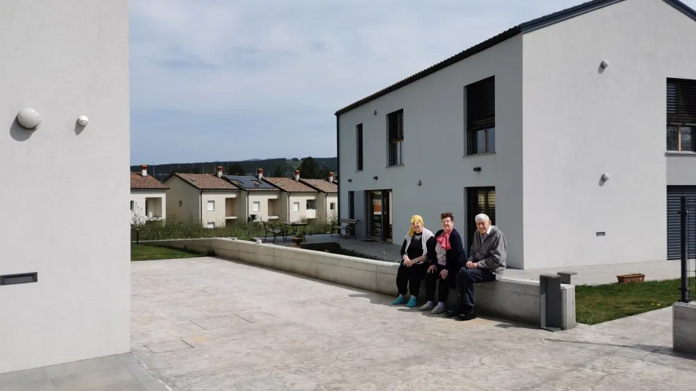 Vsem ljudem z oviranostjo bi morali zagotoviti večjo avtonomijo, vpliv in izbiro, kako, kje in s kom bodo živeli. Na fotografiji stanovalci nove stanovanjske skupine Doma na Krasu v Divači. Foto: Dom na Krasu