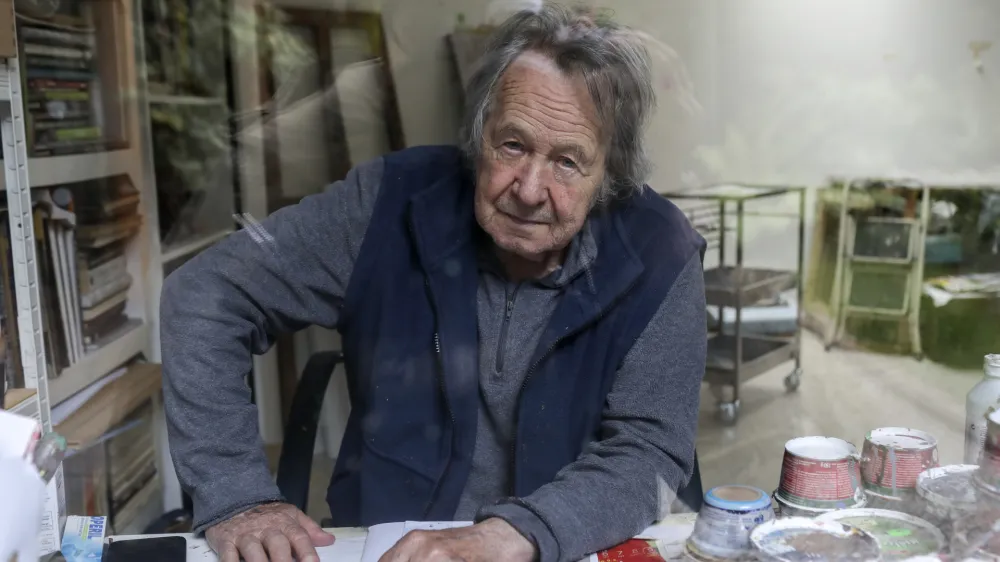 Gustav Gnamuš (194﻿1–2024) v svojem ateljeju. 