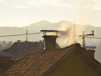 ﻿21.01.2016 - kurilna sezona - ogrevanje - onesnaževanje okolja - dimnik - kurjava - večstanovanjske stavbe - stanovanjski blok - Energetska izkaznica - energetska učinkovitost - nepremičnine - samostojne hiše - naselje individualnih hiš<br><br><br> //FOTO:Miha Lapanje