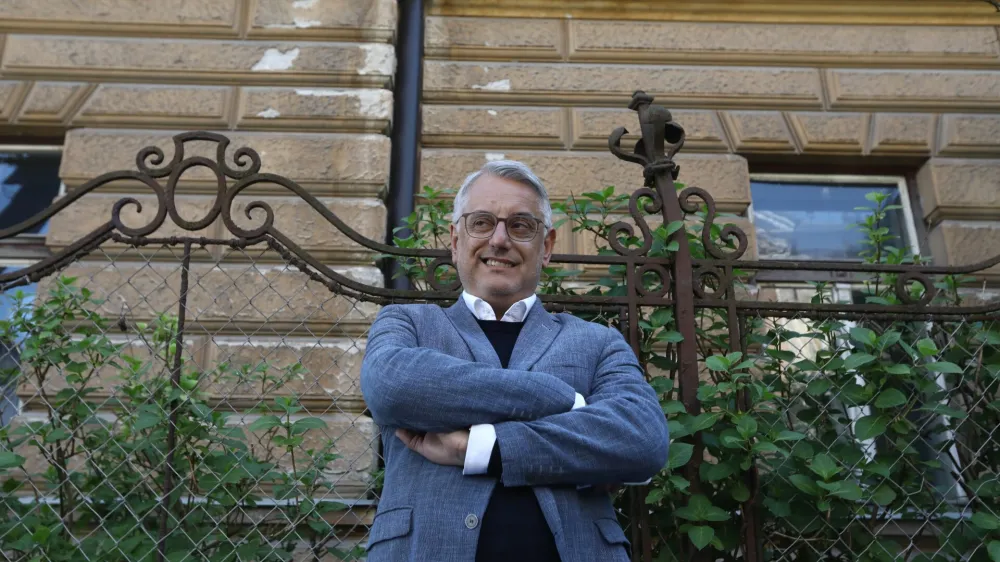 12.04.2024 - Minister za gospodarstvo, turizem in šport Matjaž Han bo danes ob 14. uri na križišču Resljeve in Čufarjeve za stavbo RTV Slovenija dal izjavo za medije glede kandidature za predsednika stranke SD na sobotnem volilnem kongresuFoto: Luka Cjuha