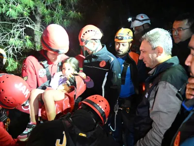 A girl is carried by a member of Gendarmerie Search and Rescue (JAK) team during a rescue operation after a cable car cabin collided with a broken pole, in Antalya, Turkey, April 12, 2024. Antalya Governorship/Handout via REUTERS ATTENTION EDITORS - THIS PICTURE WAS PROVIDED BY A THIRD PARTY. NO RESALES. NO ARCHIVES.