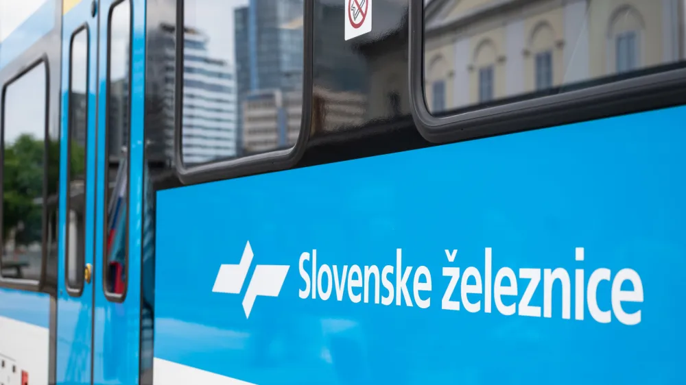 Ljubljana, zelezniska postaja.<br>Podpis pogodbe za nabavo 20 novih potniskih vlakov.