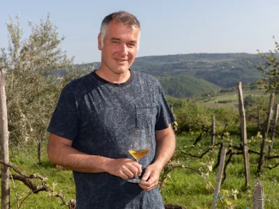 Gašper Čehovin: Vinski posel jemljem kot neke vrste antipod poslovnega in informacijskega sveta. Sem seveda strasten do tehnologij, vendar gre pri vinu za zaupanje lastnim občutkom in lastni viziji, ki ni nujno podkrepljena s številkami. F Jaka Jeraša