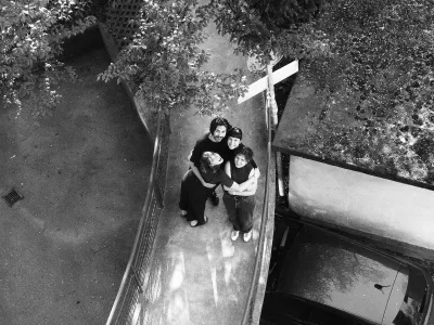 Ker se vsi štirje sostanovalci in prijatelji na neki način ukvarjajo z umetnostjo, so poleg razstave ustanovili še kolektiv Mostiček. 