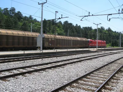 Direkcija za infrastrukturo je enostransko odstopila od 27-milijonske pogodbe z družbo Siemens Mobility za vgraditev naprav za povečanje prepustnosti železniške proge pri Ormožu. 