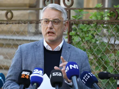 12.04.2024 - Minister za gospodarstvo, turizem in šport Matjaž Han bo danes ob 14. uri na križišču Resljeve in Čufarjeve za stavbo RTV Slovenija dal izjavo za medije glede kandidature za predsednika stranke SD na sobotnem volilnem kongresuFoto: Luka Cjuha