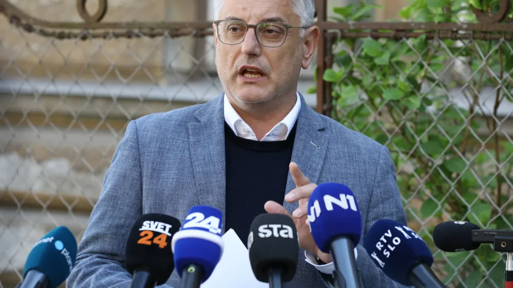 12.04.2024 - Minister za gospodarstvo, turizem in šport Matjaž Han bo danes ob 14. uri na križišču Resljeve in Čufarjeve za stavbo RTV Slovenija dal izjavo za medije glede kandidature za predsednika stranke SD na sobotnem volilnem kongresuFoto: Luka Cjuha