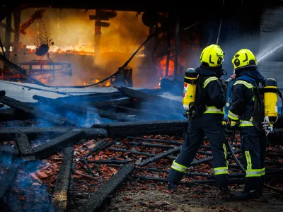 V obsežnem požaru na območju Črnomlja je sodelovalo več kot sto gasilcev iz številnih prostovoljnih društev. 