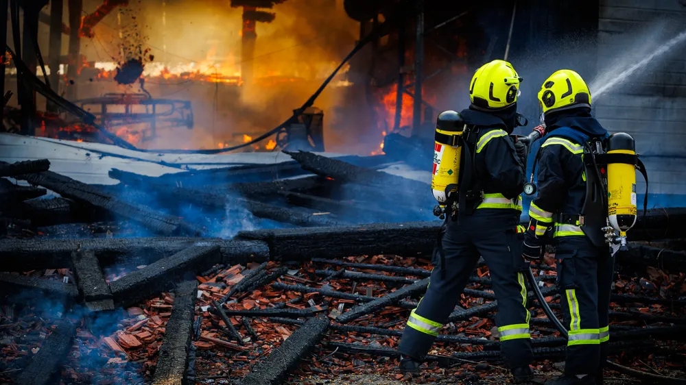 V obsežnem požaru na območju Črnomlja je sodelovalo več kot sto gasilcev iz številnih prostovoljnih društev. 