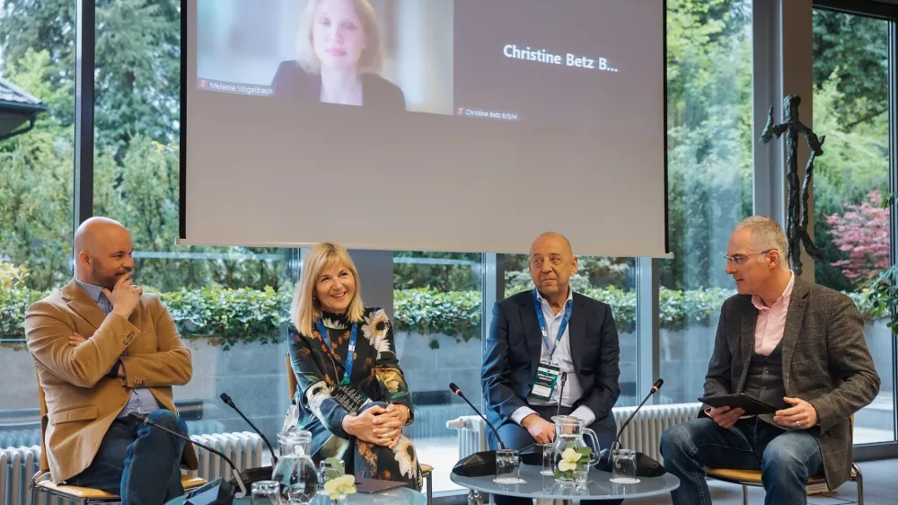 : Trajnostna rast: Preučevanje vloge slovensko-nem&scaron;kih poslovnih odnosov<br>&bull;    Matevž Frangež, državni sekretariat, Ministrstvo za gospodarstvo, turizem in &scaron;port, Republika Slovenija<br>&bull;    Melanie Vogelbach, vodja oddelka za mednarodno gospodarsko politiko, zunanjetrgovinsko pravo, Nem&scaron;ka gospodarska zbornica<br>&bull;    Tibor &Scaron;imonka, predsednik Gospodarske zbornice Slovenije<br>&bull;    Medeja Lončar, Generalna direktorica Siemensa v Sloveniji, na Hrva&scaron;kem in v Srbiji<br>Moderator: Igor E. Bergant, novinar in voditelj informativnih oddaj na TV Slovenija<br>