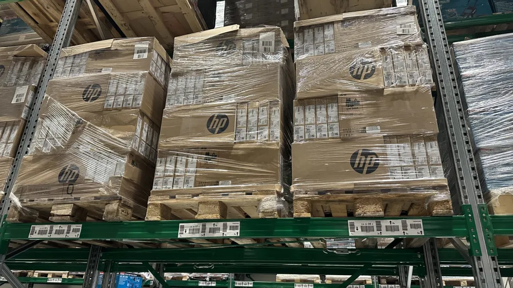 Javni štipendijski sklad bo do 22. junija skušal razdeliti 10.000 računalnikov, ki jih je lani kupilo ministrstvo za digitalno preobrazbo. Foto: Ministrstvo za digitalno preobrazbo