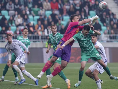 Vratar Maribora Ažbe Jug je v prvem polčasu preprečil višje vodstvo Olimpije. Foto: Jaka Gasar