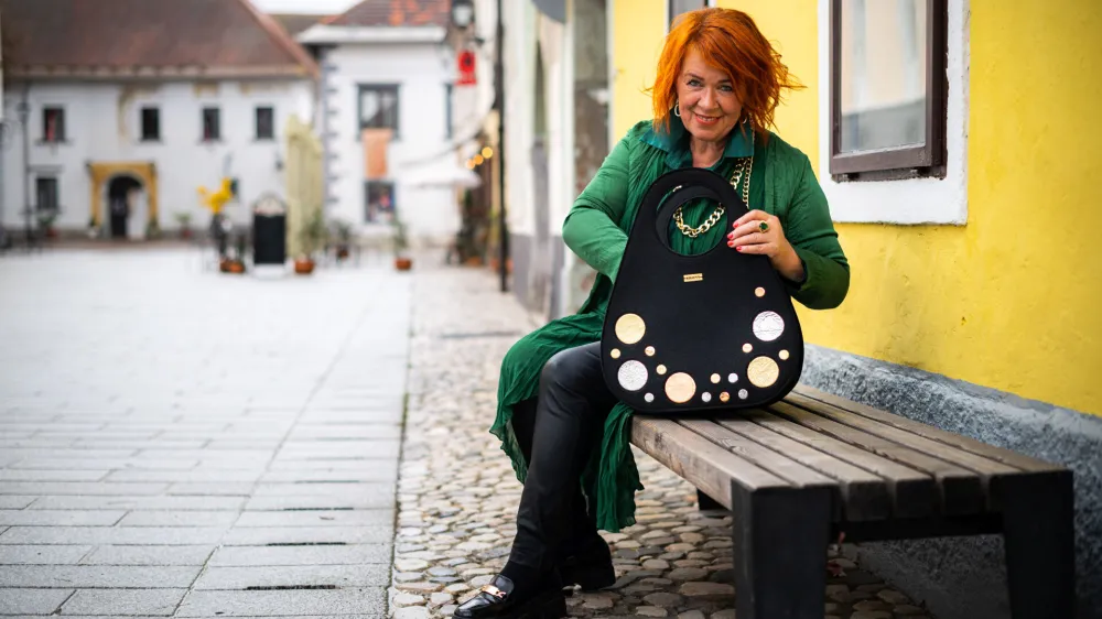 Andreja Korbar pravi, da ji material iz odsluženih plastenk ponuja neomejene možnosti ustvarjanja. 