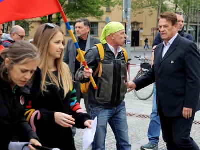 Ljubljana, Trg republike.<br>Novinarska konferenca Gibanja za pravice Palestincev, Pravnega centra za varstvo clovekovih pravic in okolja ter Mirovnega instituta, ki so jo grobo zmotili clani iniciative Glas upokojencev in Instituta 1. oktober.