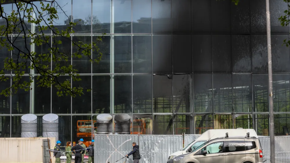 V požaru na gradbišču kopališča Ilirija je bil del steklene fasade močno poškodovan. Foto: Luka Cjuha