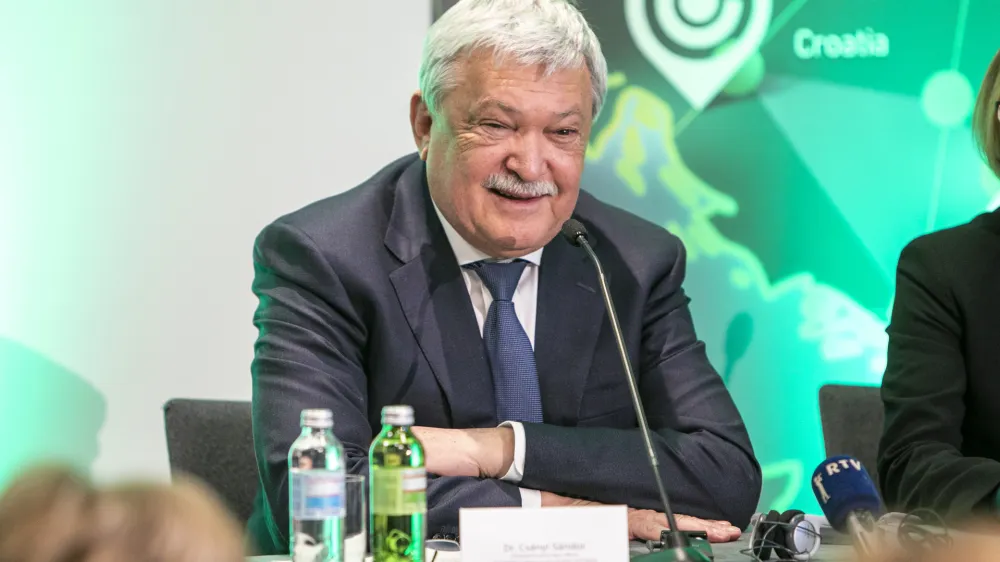 ﻿predsednik in glavni izvršni direktor Skupine OTP Sandor Csanyi - 08.01.2020 - Madžarska finančna skupina OTP je lastnica 99,73 odstotnega deleža banke SKB ter stoodstotnih deležev družb SKB Leasing in SKB Leasing Select, - novinarska konferenca ob uradnem koncu prodaje SKB banke Skupini OTP,//FOTO: Matjaž Rušt