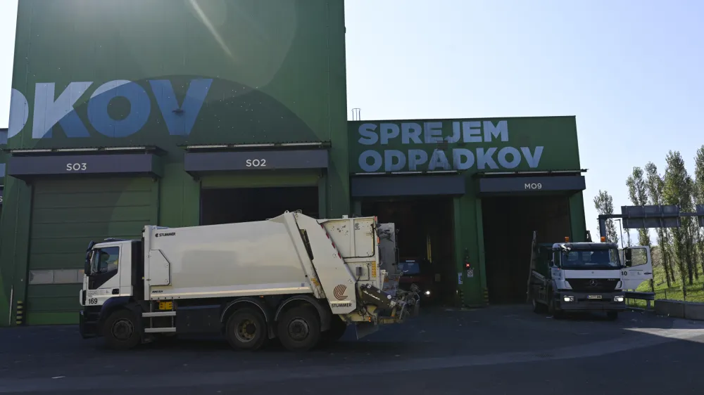 - mehanska obdelava odpadkov -- 11.09.2023 -  - deponija Barje, Cesta dveh cesarjev 101 //FOTO: Nik Erik Neubauer