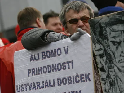 - ilustrativna fotografija - transparent - ali bomo v prihodnje ustvarjali dobiček- protest delavcev mariborskega podjetja Siemens Transportation System (STS) v Ljubljani, ki ga lastniki nameravajo po neuspešnem poskusu prodaje v letošnjem letu likvidirati.//FOTO: Matej PovšeOPOMBA: ZA OBJAVO V ČASOPISU DNEVNIK