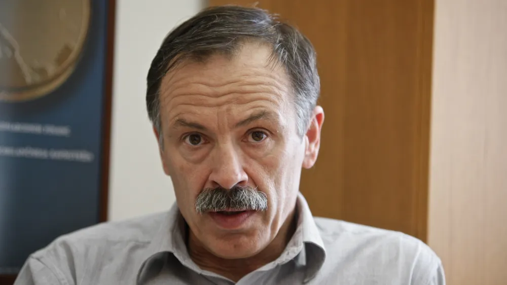 prof. dr. Mojmir Mrak, profesor mednarodne ekonomije na ljubljanski ekonomski fakulteti - Ekonomska fakulteta UL    ///FOTO: Luka Cjuha OPOMBA: ZA OBJAVO V PRILOGI – DNEVNIKOV OBJEKTIV - INTERVJU