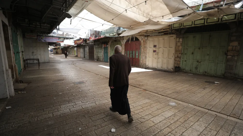 21 April 2024, Palestinian Territories, Hebron: Empty streets and closed stores are seen during a general strike in Hebron, to mourn those killed in Tulkarm, in the Israeli-occupied West Bank. Photo: Mamoun Wazwaz/APA Images via ZUMA Press Wire/dpa