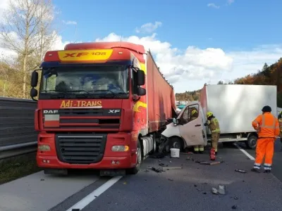 V trčenju kombija v na odstavnem pasu stoječ tovornjak s poljskimi registrskimi tablicami v začetku novembra 2021 je umrl 23-letnik. F