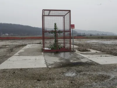 Geoenergu je ugasnila rudarska pravica za izkoriščanje nafte in plina v Pomurju, ministrstvo za naravne vire pa noče prevzeti proizvodnje. 