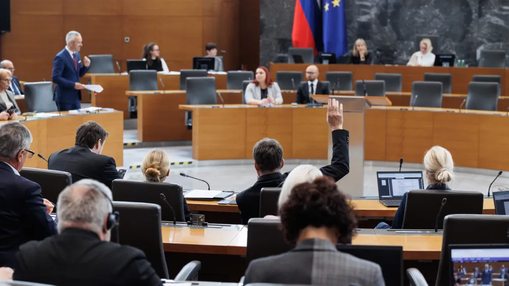 Ljubljana, Drzavni zbor.Izredna seja DZ, na kateri so med drugim obravnavali novelo zakona o zdravniski sluzbi in predlog za razpis posvetovalnega referenduma o obravnavi ureditve pravice do pomoci pri prostovoljnem koncanju zivljenja.