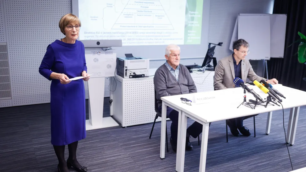 Ljubljana, Klinicni institut za medicino dela, prometa in sporta.Novinarska konferenca, na kateri so predstavili tehnicno oceno stanja projekta kanal C0 in oceno ogrozenosti javnega zdravja zaradi gradnje kanala C0 nad javnim virom pitne vode.Vodja klinicnega instituta za medicino dela, prometa in sporta Metoda Dodic Fikfak, strojni inzenir Joze Duhovnik in zdravnik Miran Brvar.