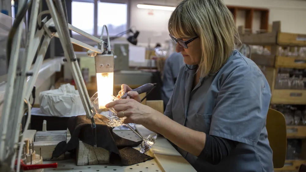 ﻿- graver -22.11.2018 - Podjetje Steklarna Rogaška, proizvodnja steklenih izdelkov iz kristala in kristalina, Ulica Talcev 1 - Rogaška SlatinaFOTO: Matjaž Rušt