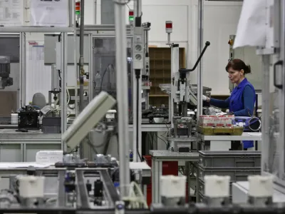 proizvodnja- DOMEL, elektromotorji in gospodinjski aparati d.o.o. Železniki, - globalni razvojni dobavitelj dovršenih rešitev elektromotornih pogonov in komponent, temelječih na lastnih inovativnih tehnologijah - podjetje v pretežni lasti delavcev    ///FOTO: Luka CjuhaOPOMBA: ZA OBJAVO V PRILOGI – DNEVNIKOV OBJEKTIV - REPORTAŽA 2013