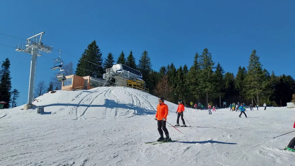Spomladanska smuka je na Areh privabila okoli 1500 smučarjev. 