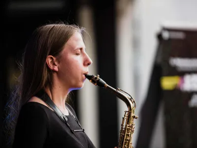 Saksofonistka in skladateljica Brina Kren bo predstavila svoj koncertni cikel Kako živijo ljudje, ki ga ustvarja od leta 2020 in trenutno obsega 27 kompozicij.
Foto: Jernej Kokol