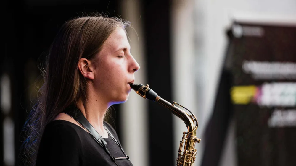 Saksofonistka in skladateljica Brina Kren bo predstavila svoj koncertni cikel Kako živijo ljudje, ki ga ustvarja od leta 2020 in trenutno obsega 27 kompozicij.
Foto: Jernej Kokol