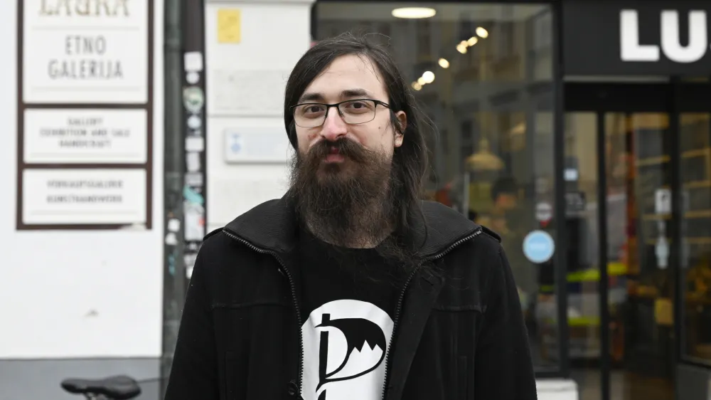 mestni svetnik Jasmin Feratović (Piratska stranka) - 27.02.2023 – Piratska stranka Slovenije - protestna akcija pred Mestno hišo Mestne občine Ljubljana - naziv akcije "Protestna čajanka proti uničevanju ljubljanskega zdravstva". Protest Pirati -//FOTO: Nik Erik Neubauer