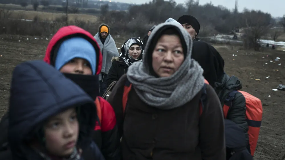 Novi pakt predvideva poseben solidarnostni mehanizem za pomoč tistim državam, ki se soočajo z največjim številom migrantov. Preostale članice bodo lahko pomagale s sprejemom določenega števila prosilcev za azil, plačevanjem finančnih prispevkov ali zagotavljanjem operativne podpore. Fotografija je simbolična. 