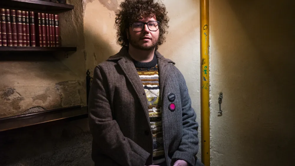 »Postopek literarizacije osebnih stvari pri meni ustvari tisto nujno distanco med tem, kar je bilo res in kar je v pesmi,« pravi pesnik Pino Pograjc. Foto: Nik Erik Neubauer